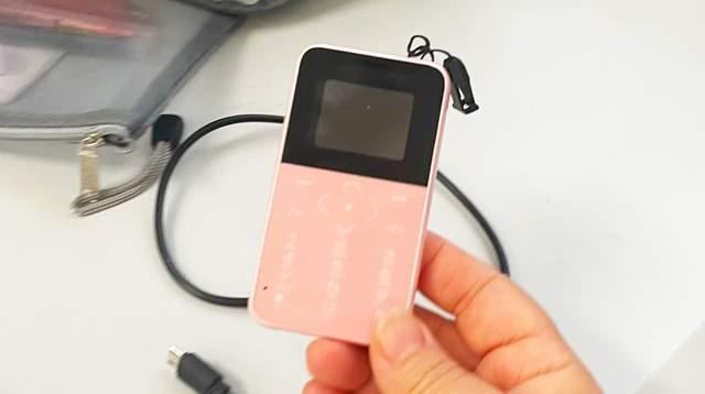 像卡片一样挂身上的国产小手机15英寸屏幕专属系统操作流畅